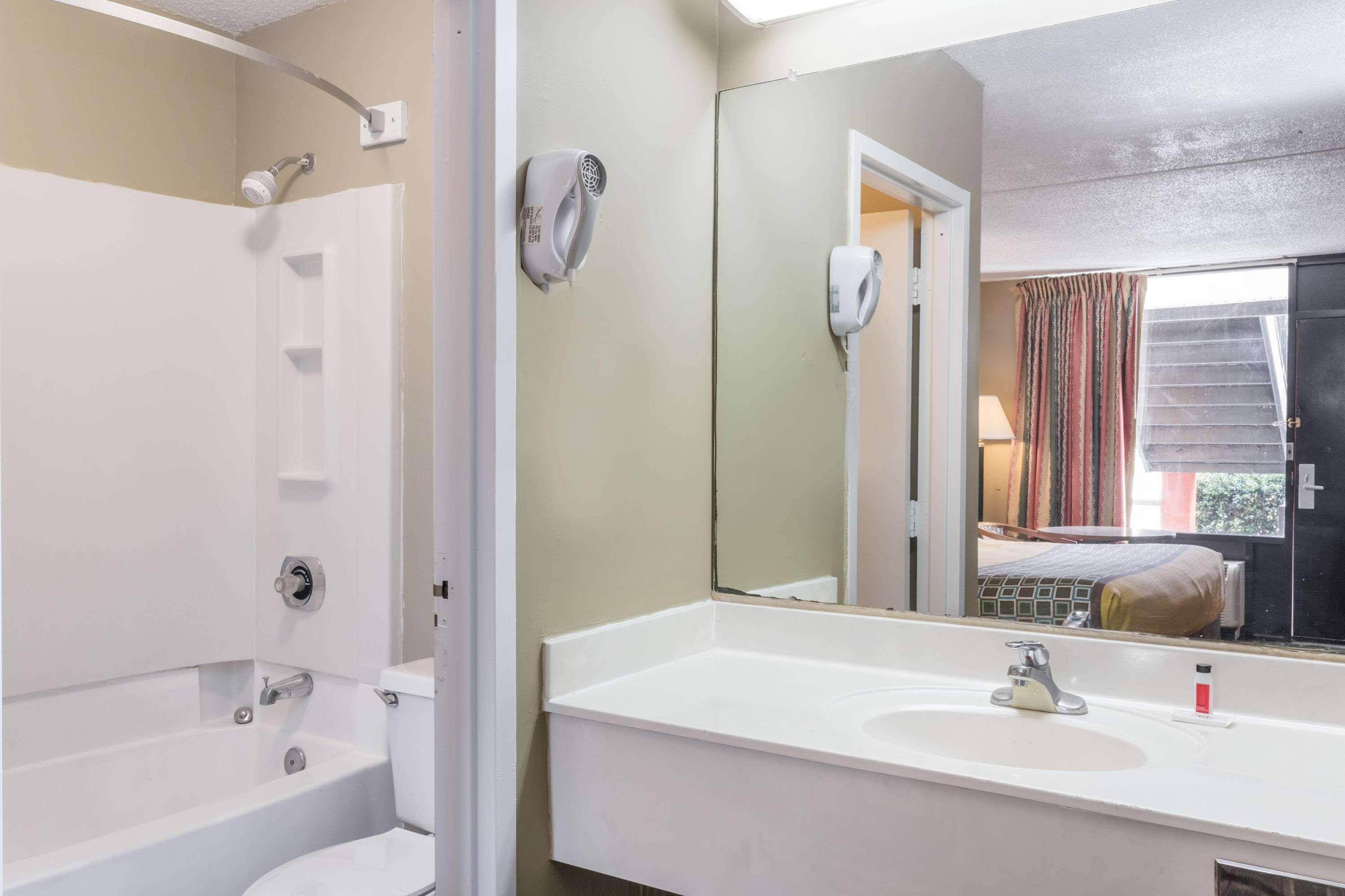 Travelodge By Wyndham Savannah Area/Richmond Hill Buitenkant foto